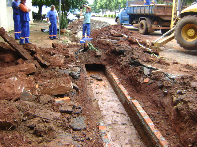 Prefeitura recupera galerias de esgoto danificadas pela chuva